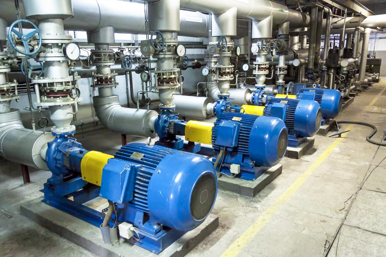 Circulating pump system in a natural-gas purification plant