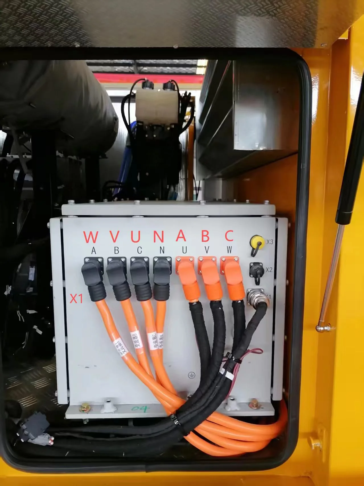 应急电源车内部的 WD610A 变流器接线